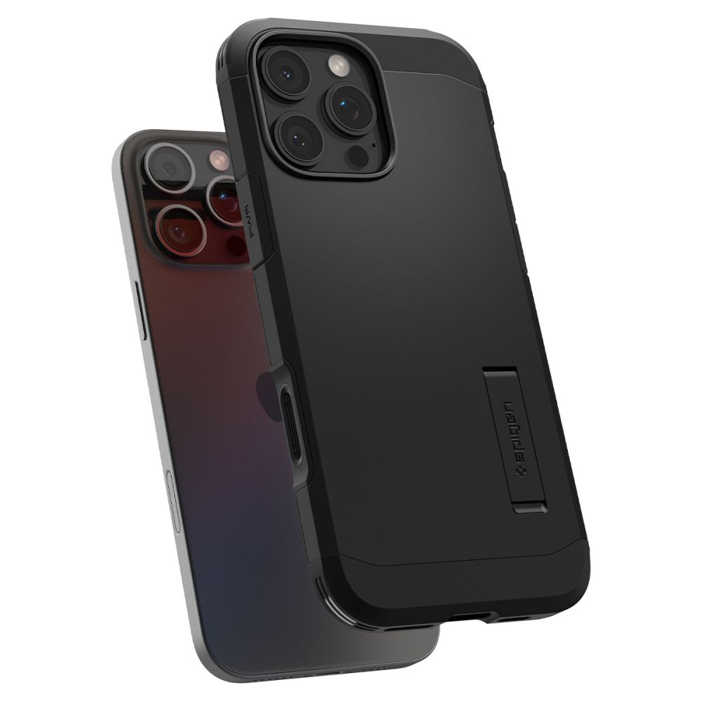 Una custodia nera per smartphone, con il logo Spigen, copre parzialmente un telefono scuro, mostrando le sue lenti della fotocamera.