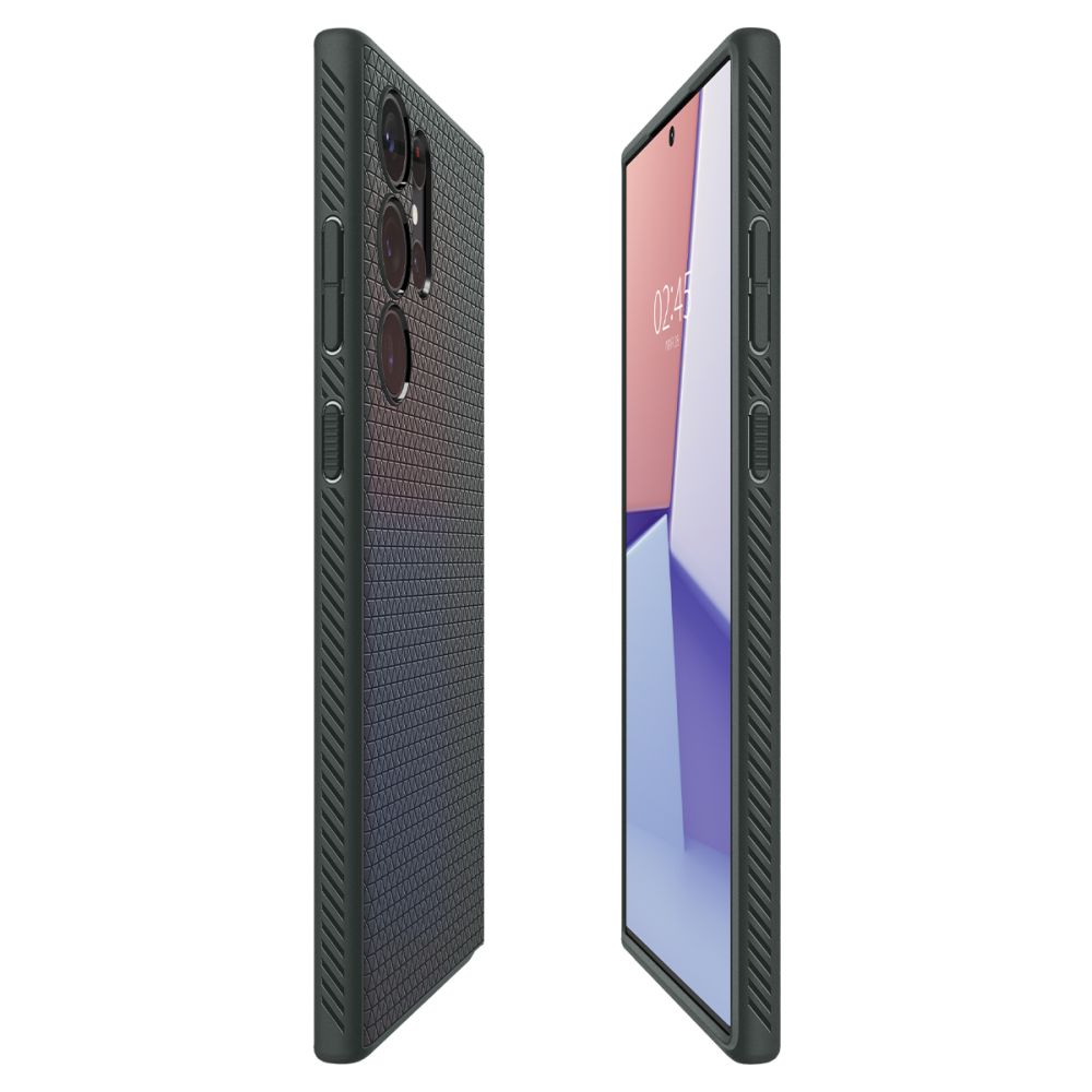Una custodia per smartphone nera con retro testurizzato e pulsanti laterali, accanto a un altro telefono che mostra le 02:45.