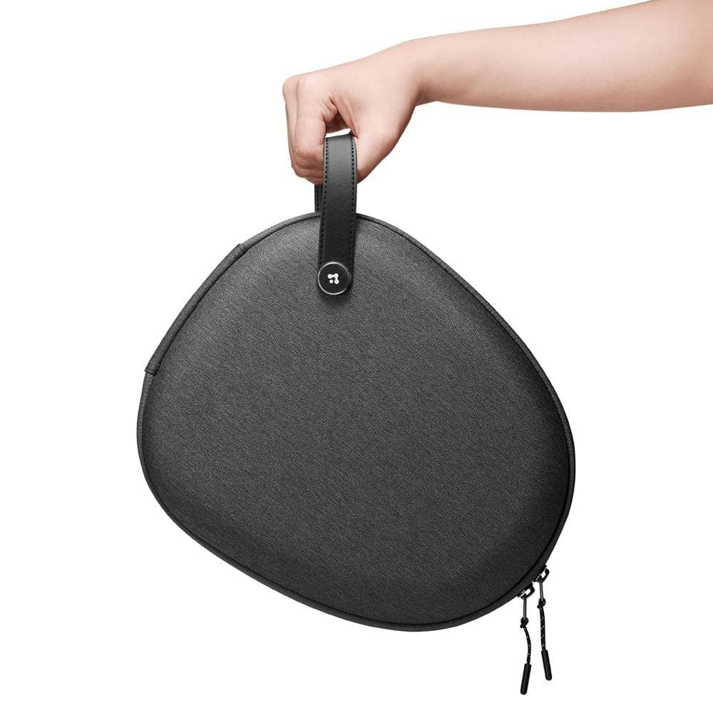 Una mano tiene una custodia per cuffie grigio scuro con cinghia e logo.