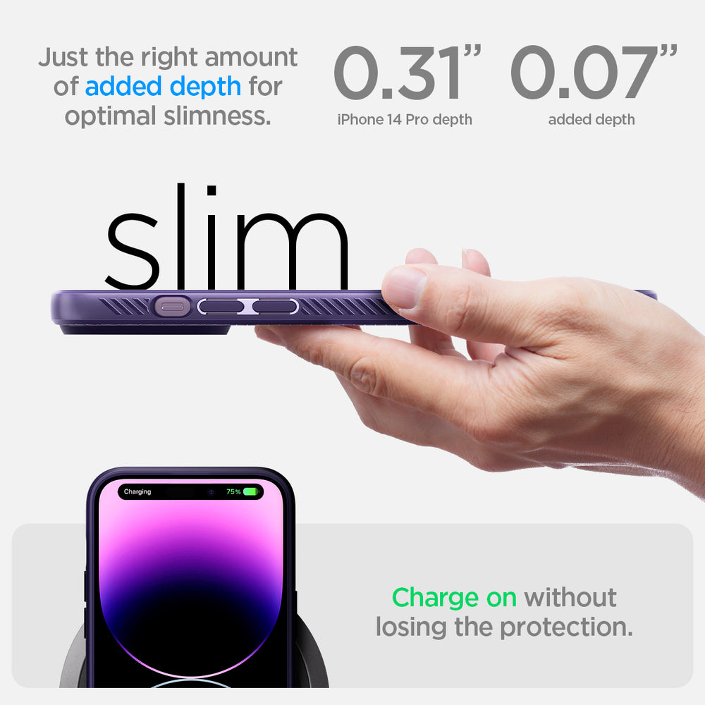 Una mano tiene una custodia viola per iPhone su un telefono in carica.