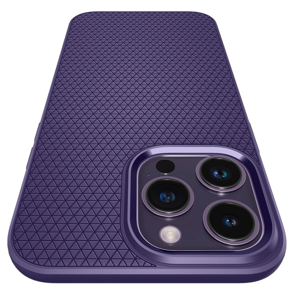 Una custodia viola per smartphone con una trama geometrica copre il retro e i lati, rivelando gli obiettivi della fotocamera.