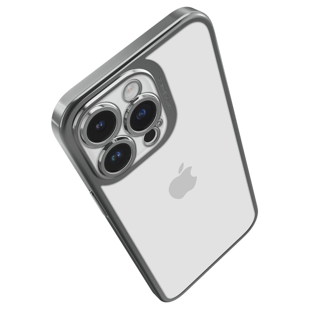 Una cover trasparente per telefono con finitura argentata protegge le tre lenti della fotocamera.