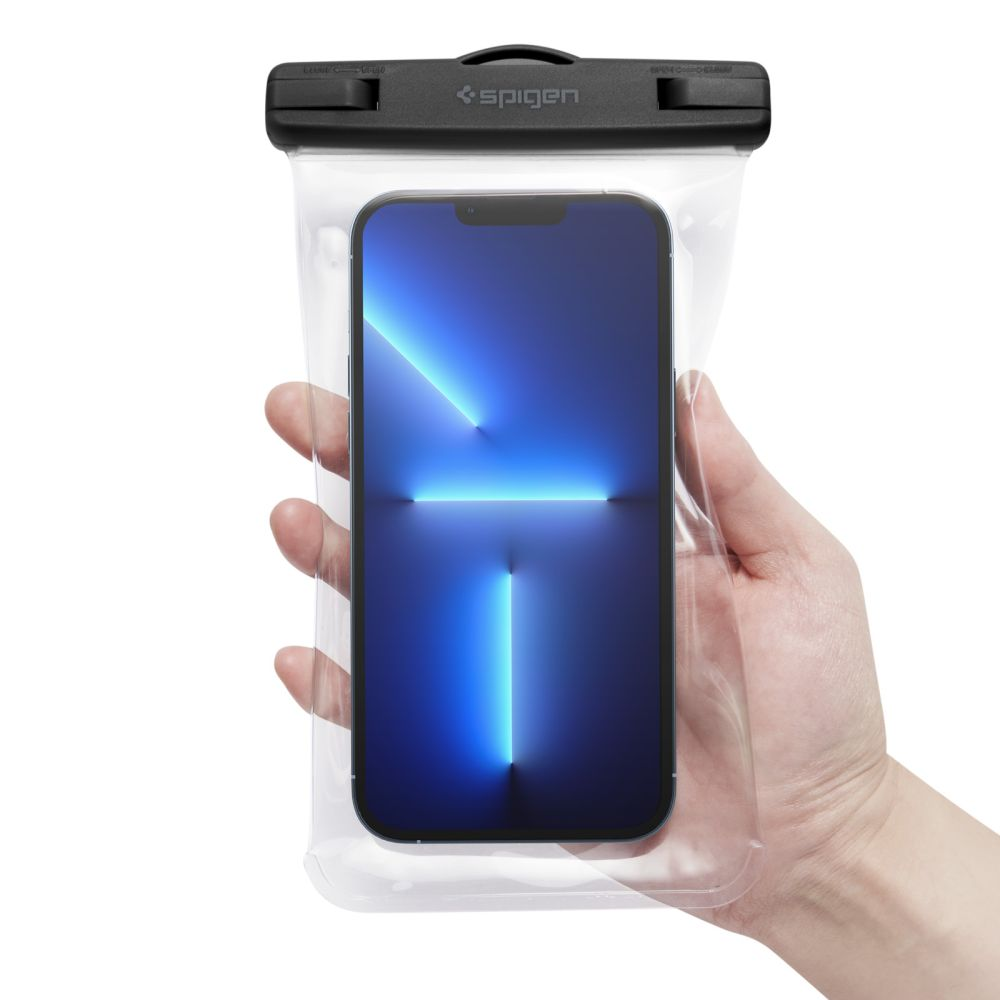 Mano tiene smartphone in custodia impermeabile Spigen.