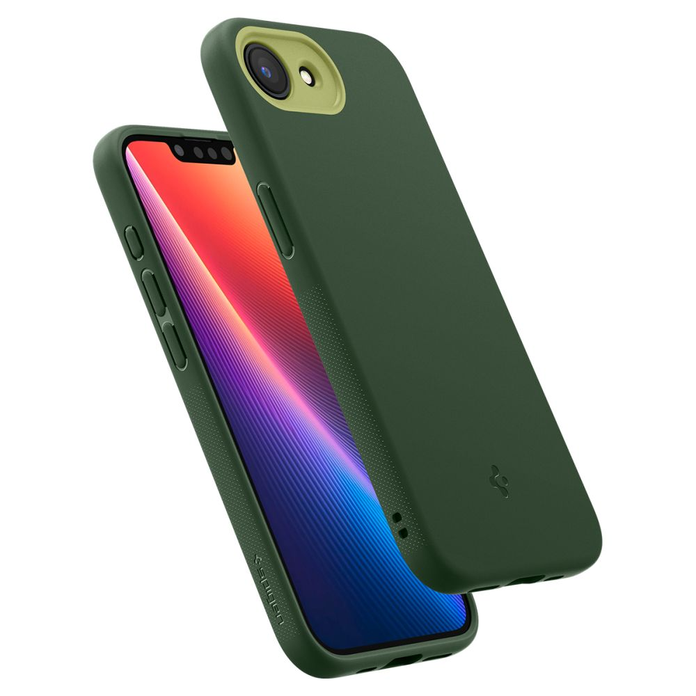 Una custodia per iPhone verde scuro con un accento fotocamera verde chiaro, mostrata ad angolo, con lo schermo del telefono visibile.