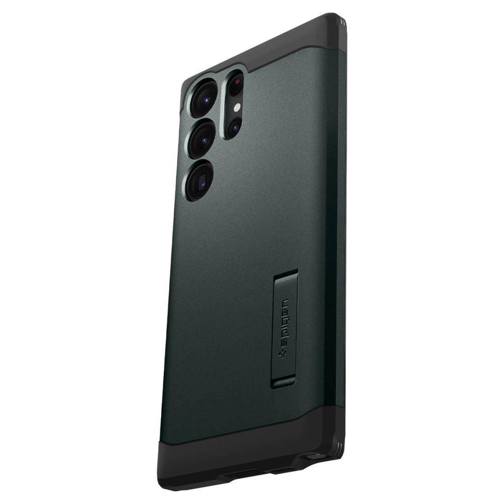 Un telefono verde scuro in una custodia con cavalletto. L'array dell'obiettivo della fotocamera è visibile.