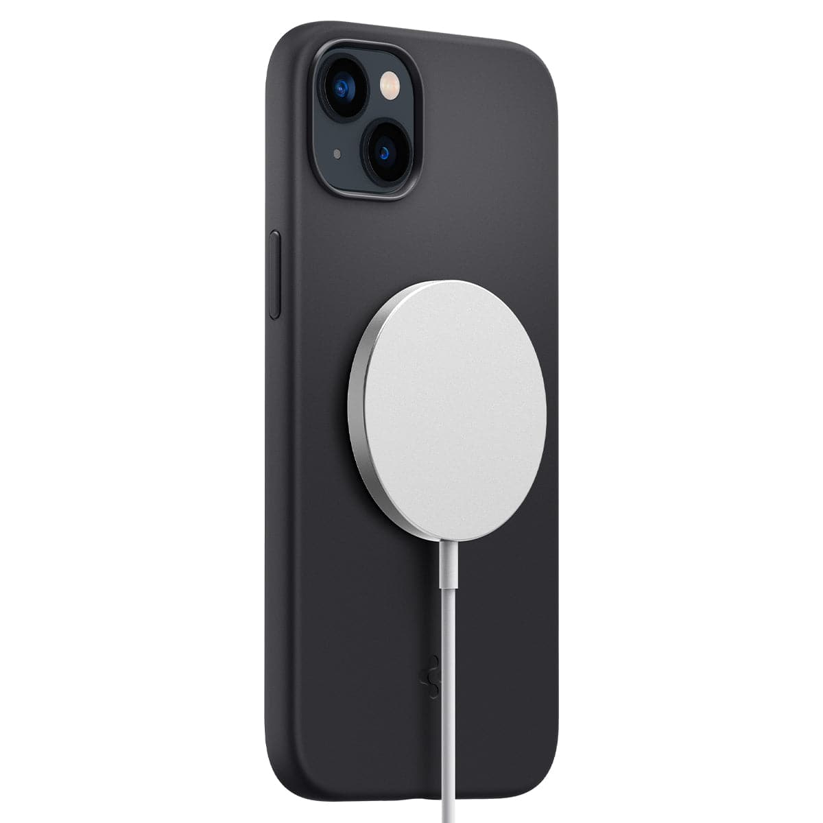 iPhone nero con caricatore MagSafe e cavo bianco su sfondo bianco.