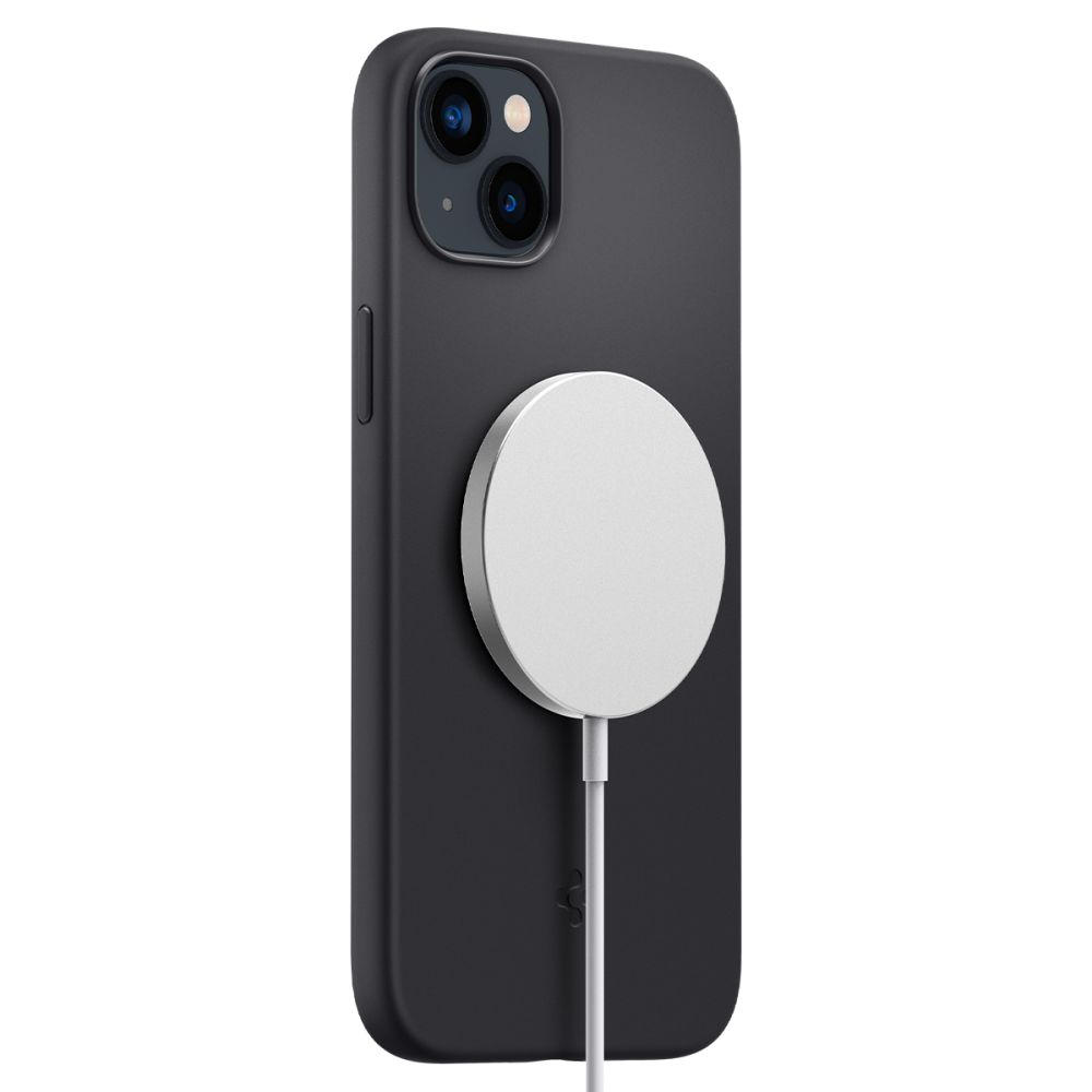 iPhone nero con caricabatterie magnetico argentato sul retro.