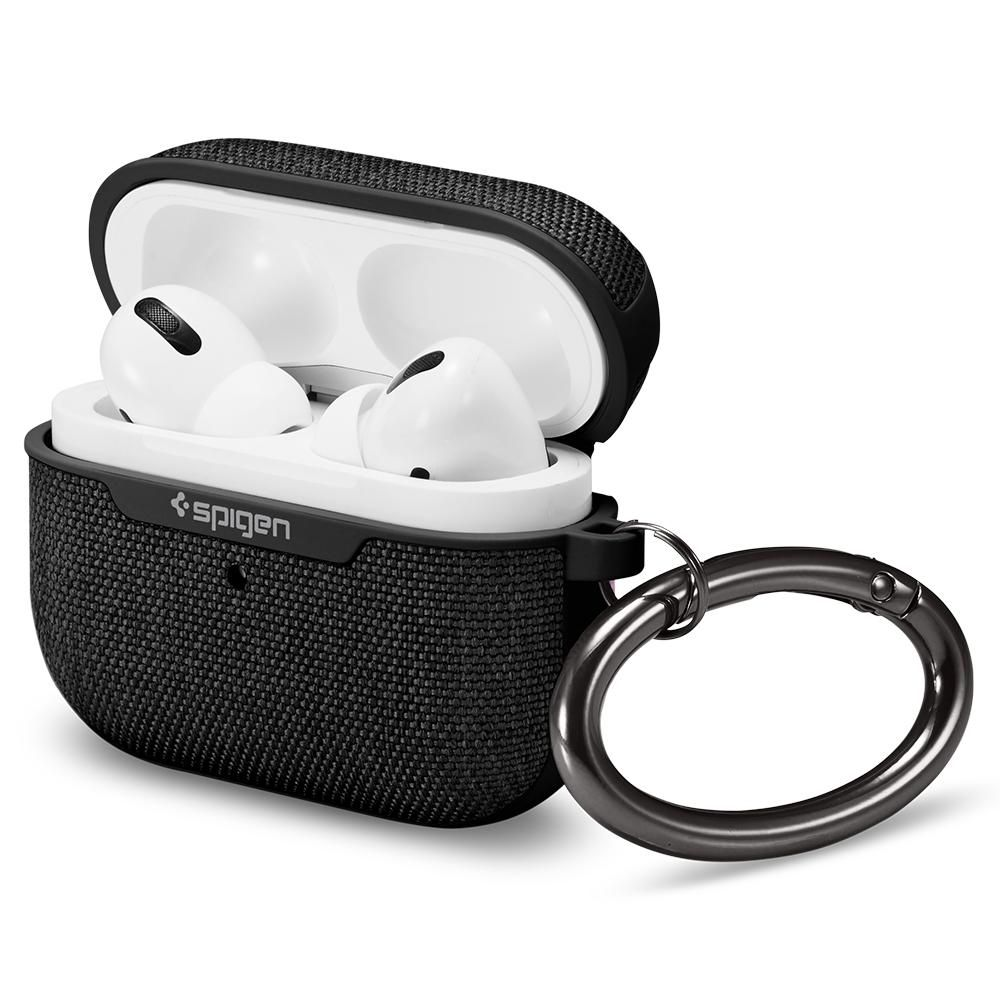 Custodia Spigen nera per AirPods Pro con moschettone argentato e auricolari.