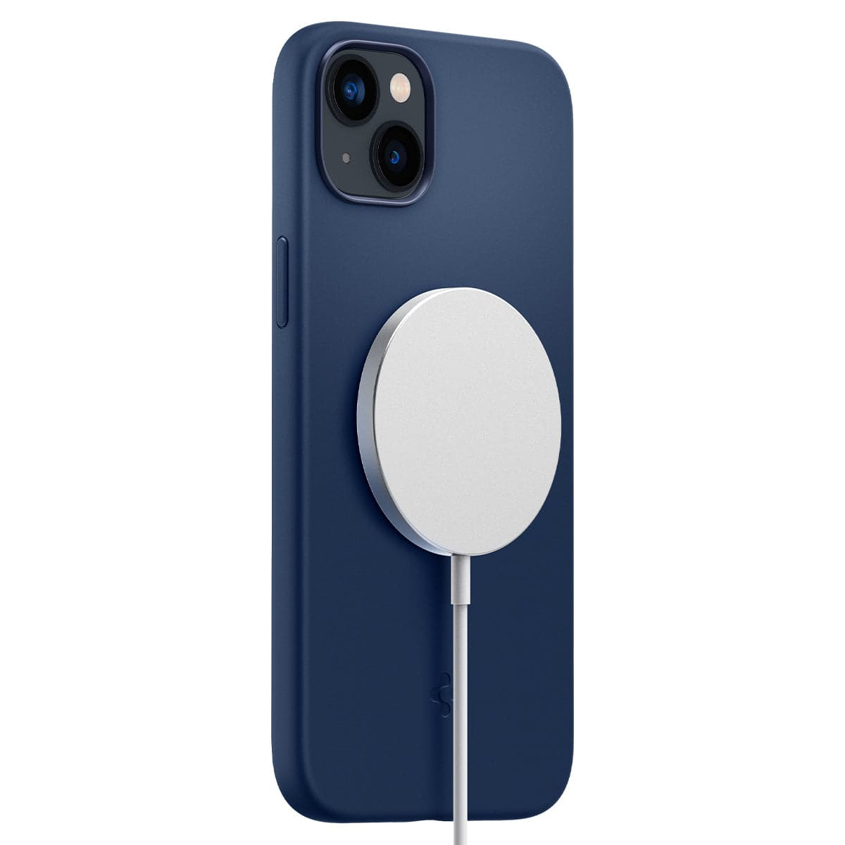 iPhone blu scuro con caricatore MagSafe e cavo bianco.