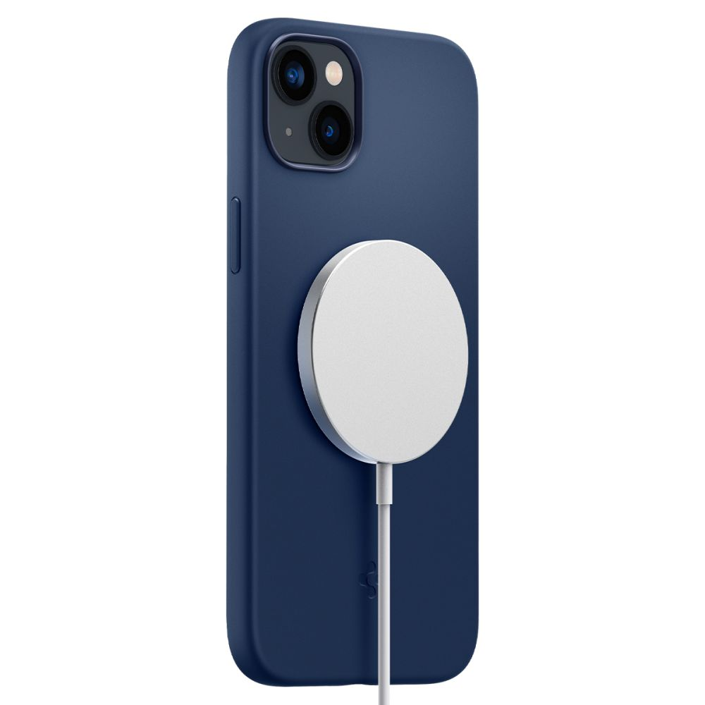Un iPhone blu con un caricatore rotondo argentato attaccato sul retro.