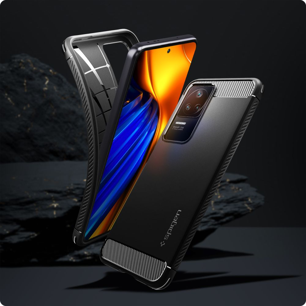 Custodia nera per telefono con accenti in carbonio e uno smartphone con schermo blu e arancione.