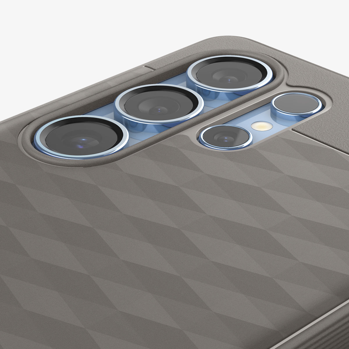 Primo piano del retro di uno smartphone con quattro obiettivi e un flash.