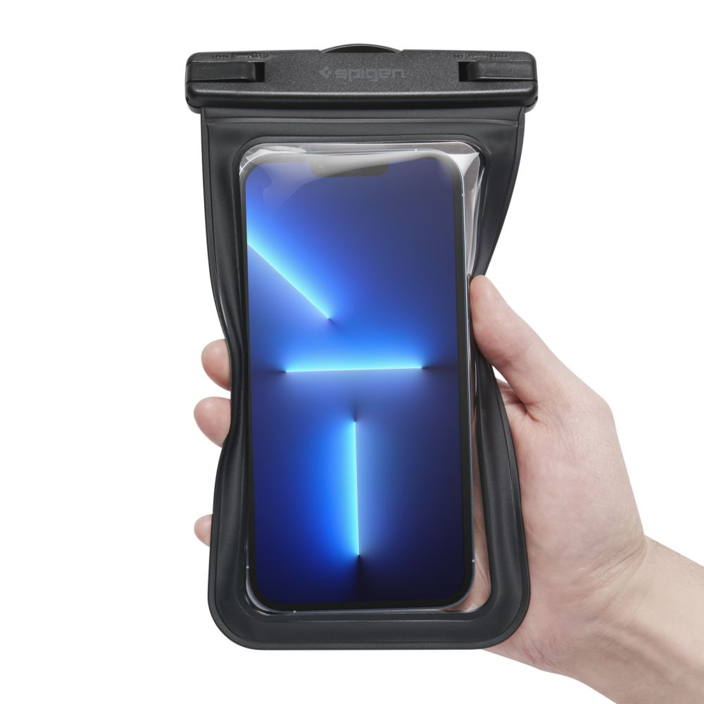 Una mano tiene una custodia impermeabile nera per telefono con uno smartphone all'interno.