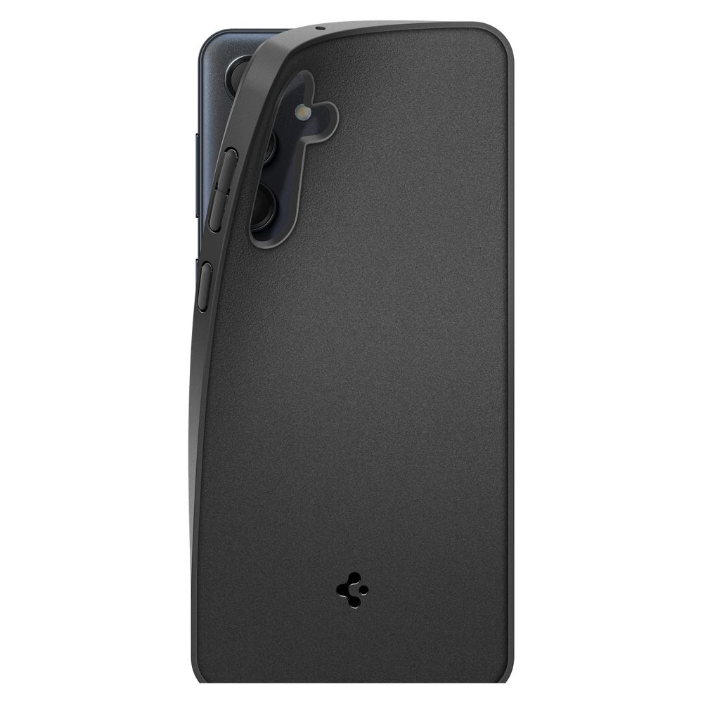 Telefono nero con custodia che mostra il rigonfiamento della fotocamera.