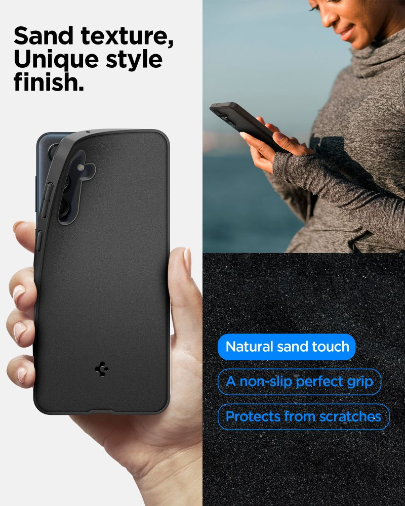 Custodia per telefono nera texturizzata sabbia tenuta da una mano. Donna con telefono all'aperto.