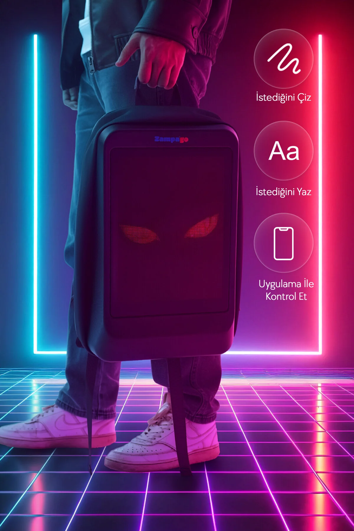 Parlayan kırmızı gözlü sırt çantalı adam, neon ışıklı ortam.