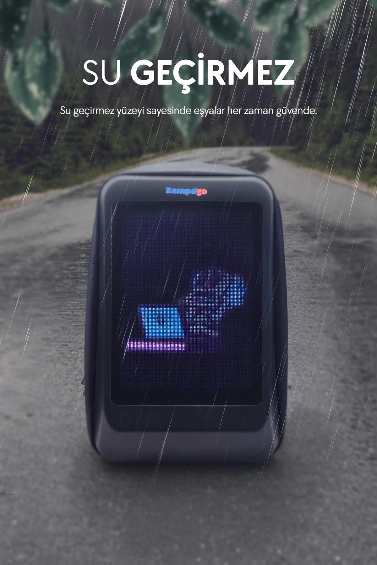 Yağmurda yolda, üzerinde laptop simgesi olan su geçirmez cihaz.