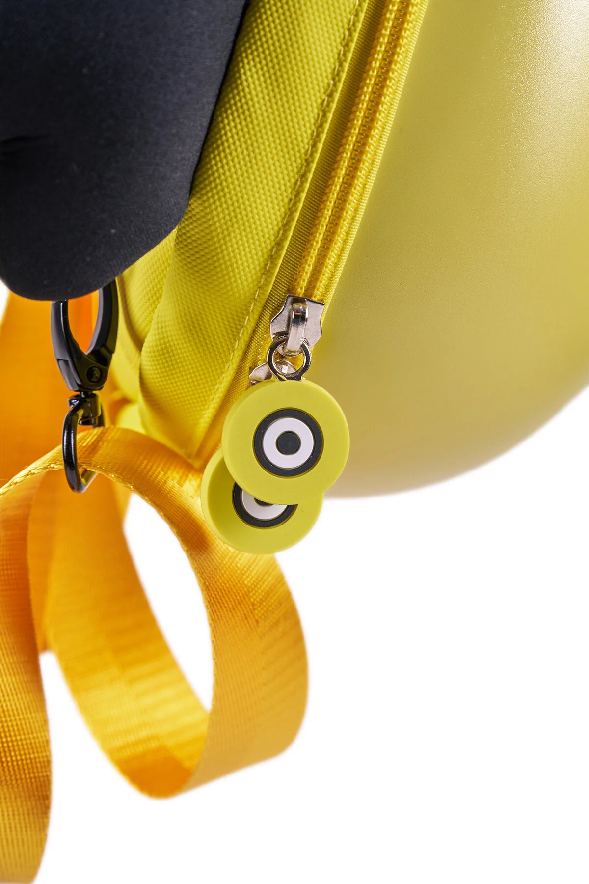 Fermuarlı sarı çanta ve iki yuvarlak, Minion tarzı tılsım.