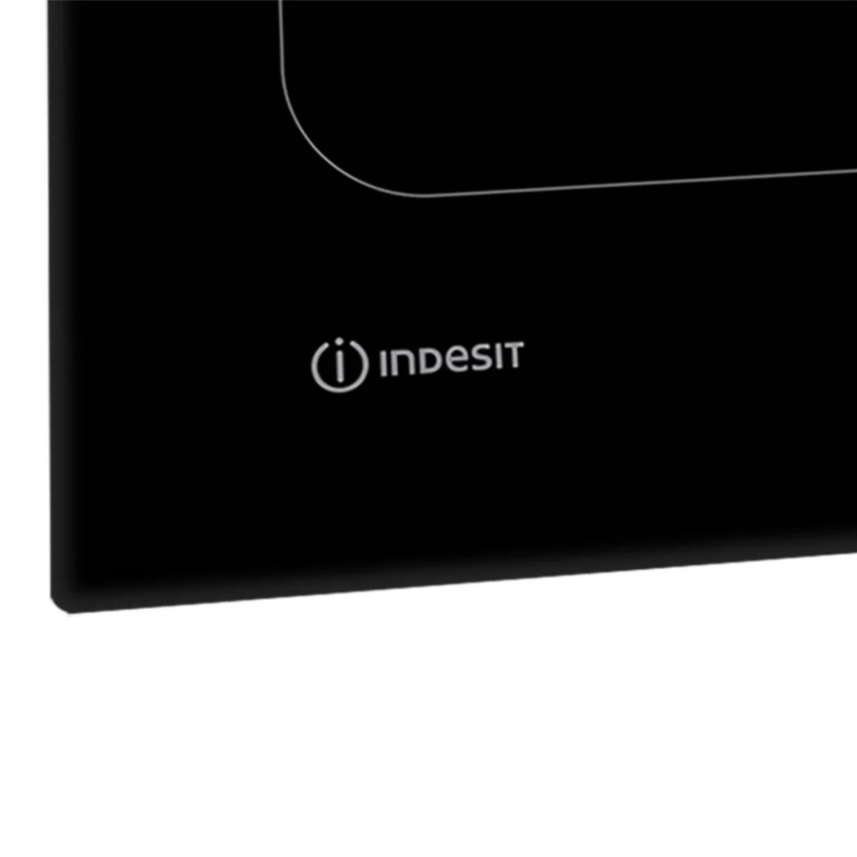 Superficie nera con logo Indesit e linea curva.