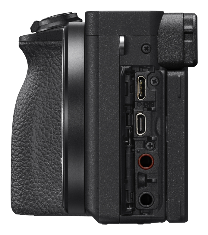 Primo piano di una fotocamera nera con porte USB-C, HDMI e cuffie.