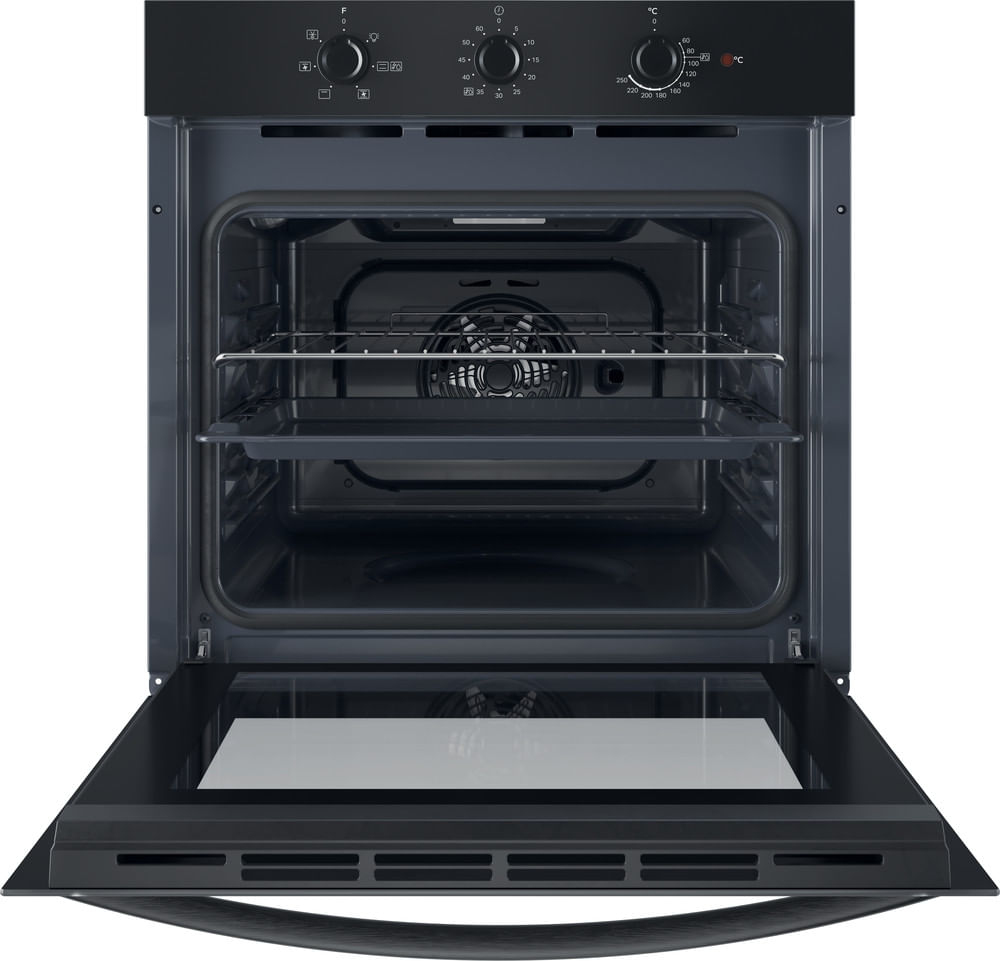 Forno da incasso nero aperto con due griglie e ventola interna.