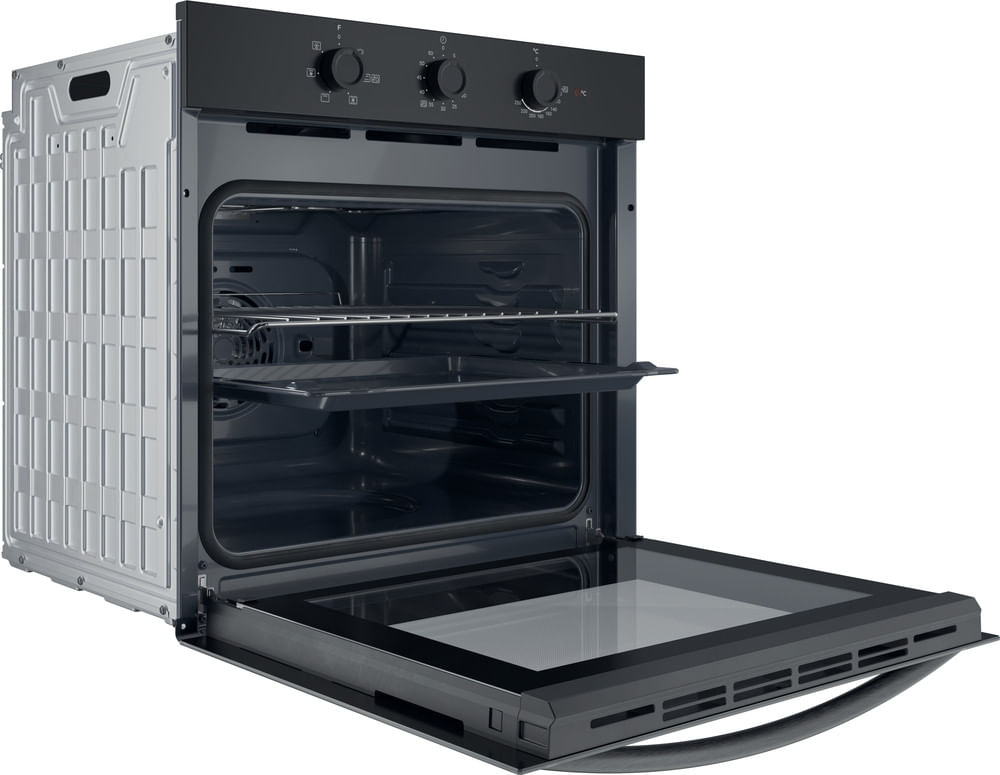 Un forno da incasso aperto con frontale nero e lato argento. All'interno due griglie e una teglia.