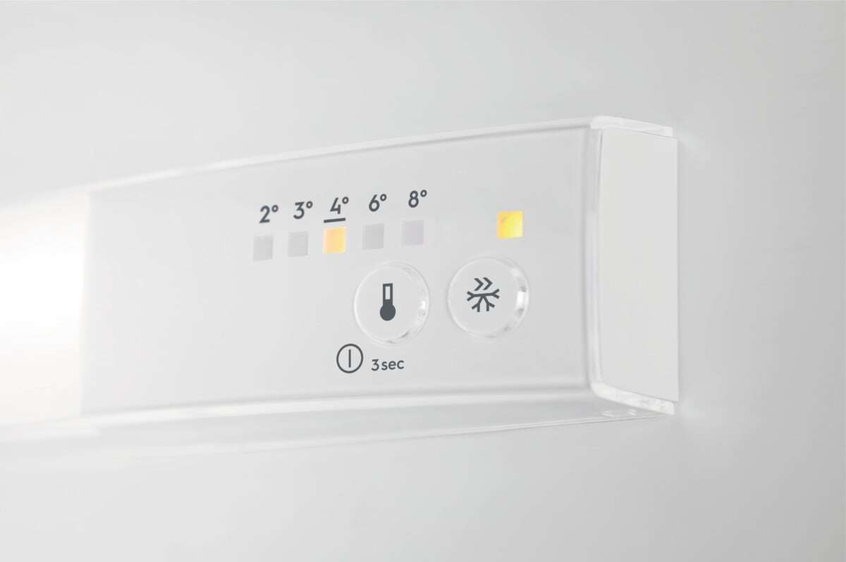 Panel sterowania lodówki z wyświetlaczem temperatury i ikonami.