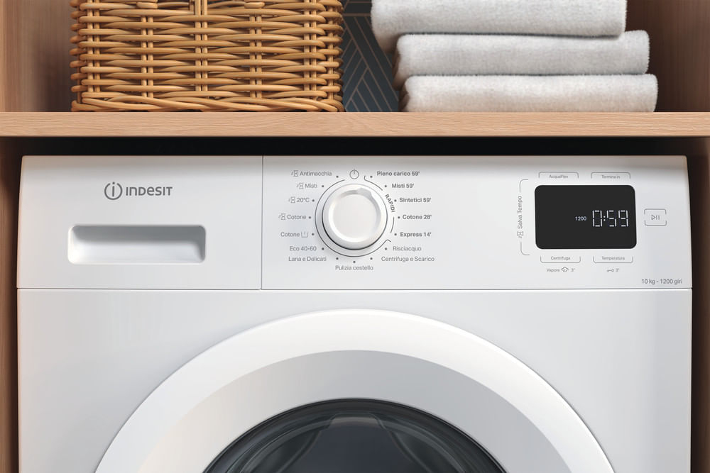 Lavatrice Indesit bianca con pannello comandi e display che mostra 0:59.