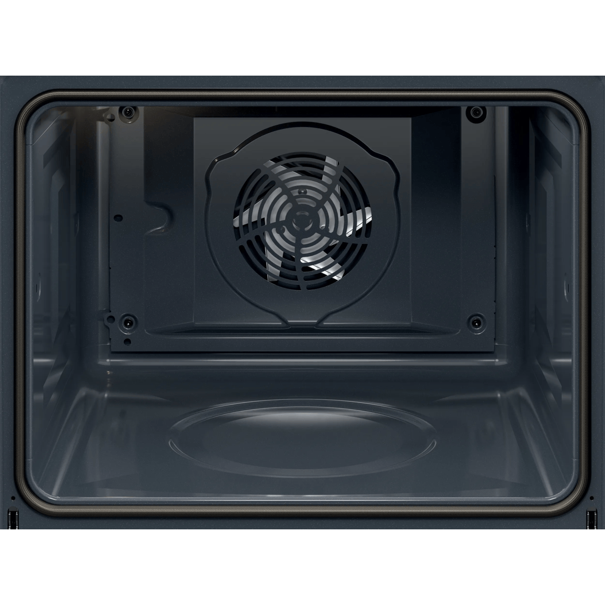 Interno di un forno scuro con ventola sulla parete posteriore.