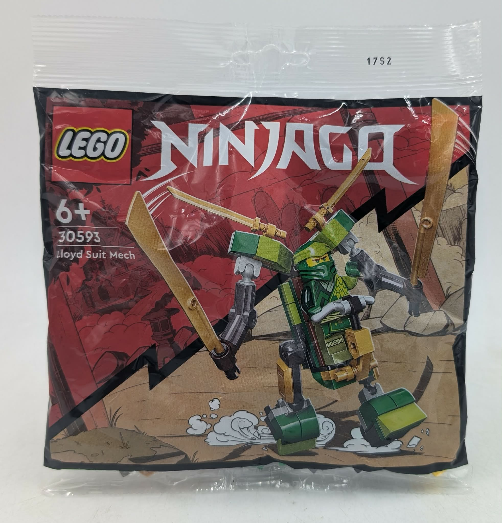 LEGO Ninjago Lloyd Suit Mech set 30593 paketi. Kırmızı arka plan üzerinde altın kılıçlı yeşil mekanik.