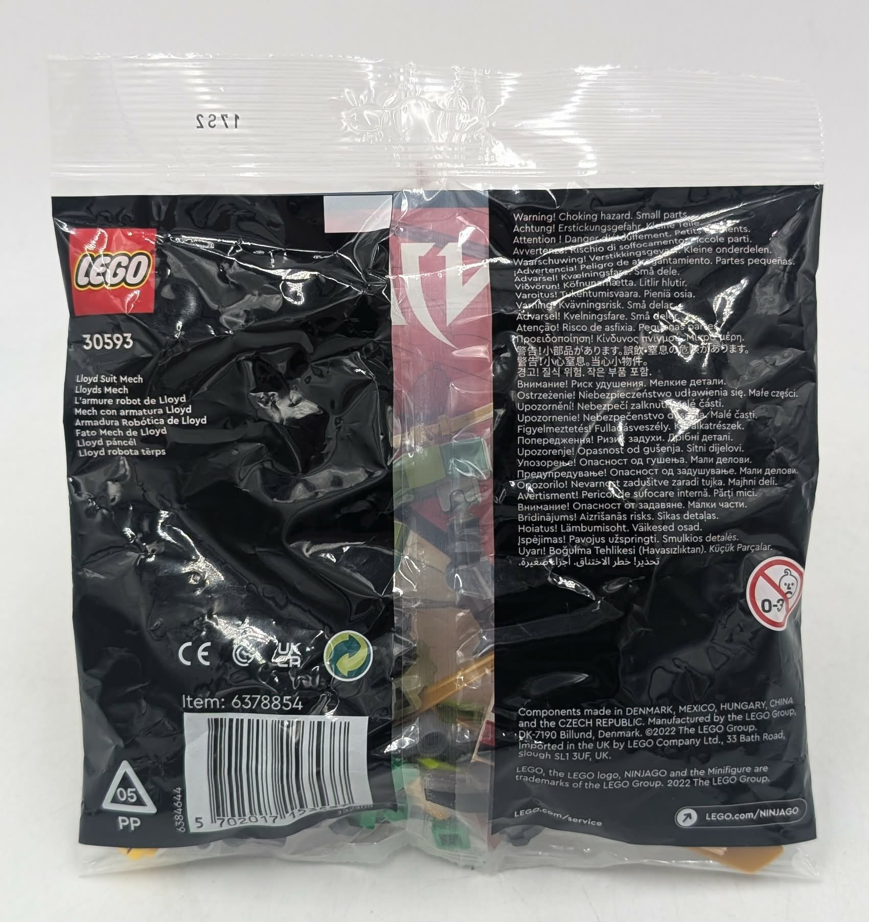 Uyarı etiketleri ve ürün detayları içeren Lego ambalajı.