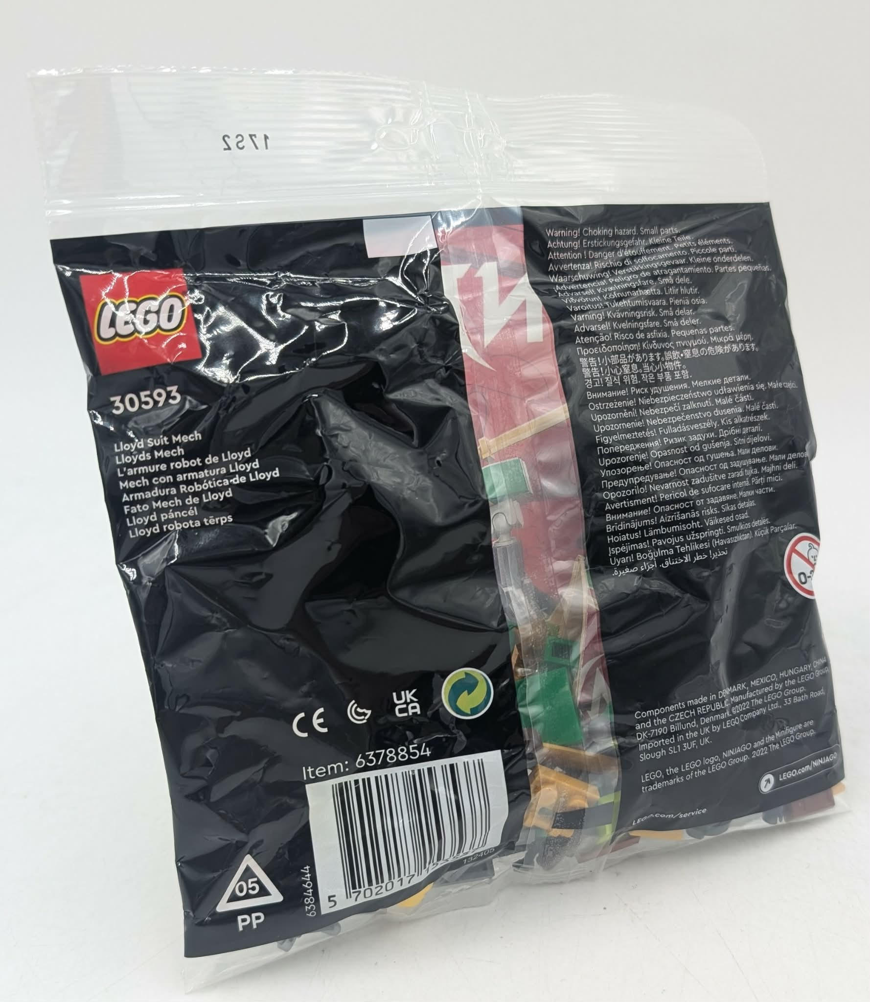 Lloyd Suit Mech' ve bir numara yazılı siyah bir LEGO çantası.