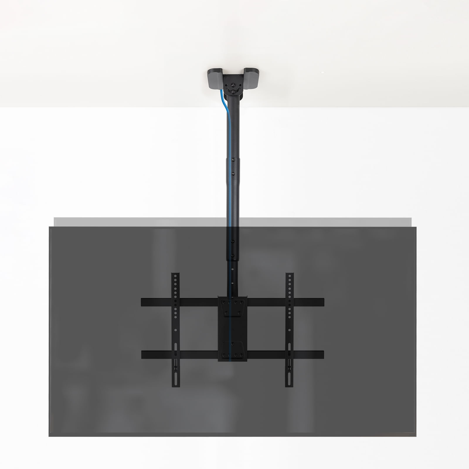 Schwarze TV-Deckenhalterung mit blauem Kabel, befestigt an einer Decke über einem grauen Bildschirm.