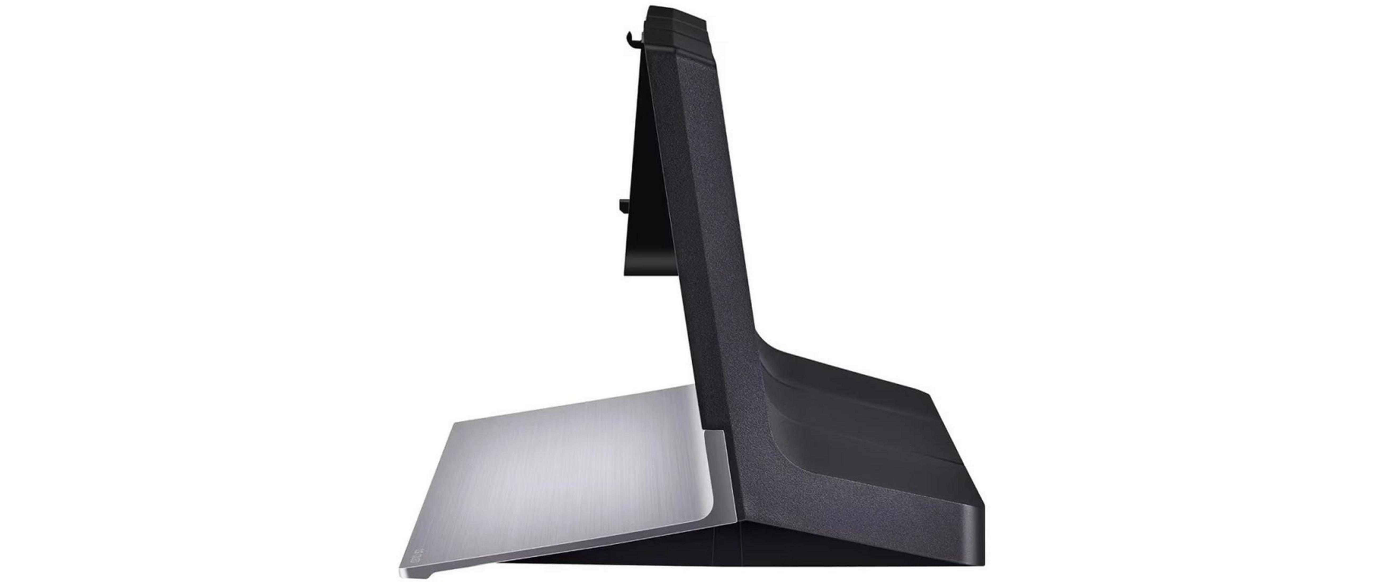 Soporte de TV negro con base plateada.
