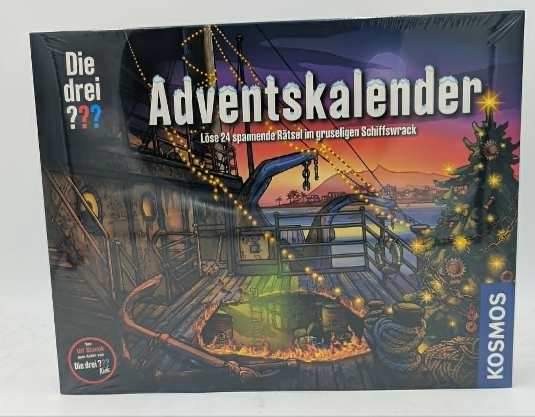 Adventskalender mit Schatzschiff-Motiv, Lichtern und Weihnachtsbaum.