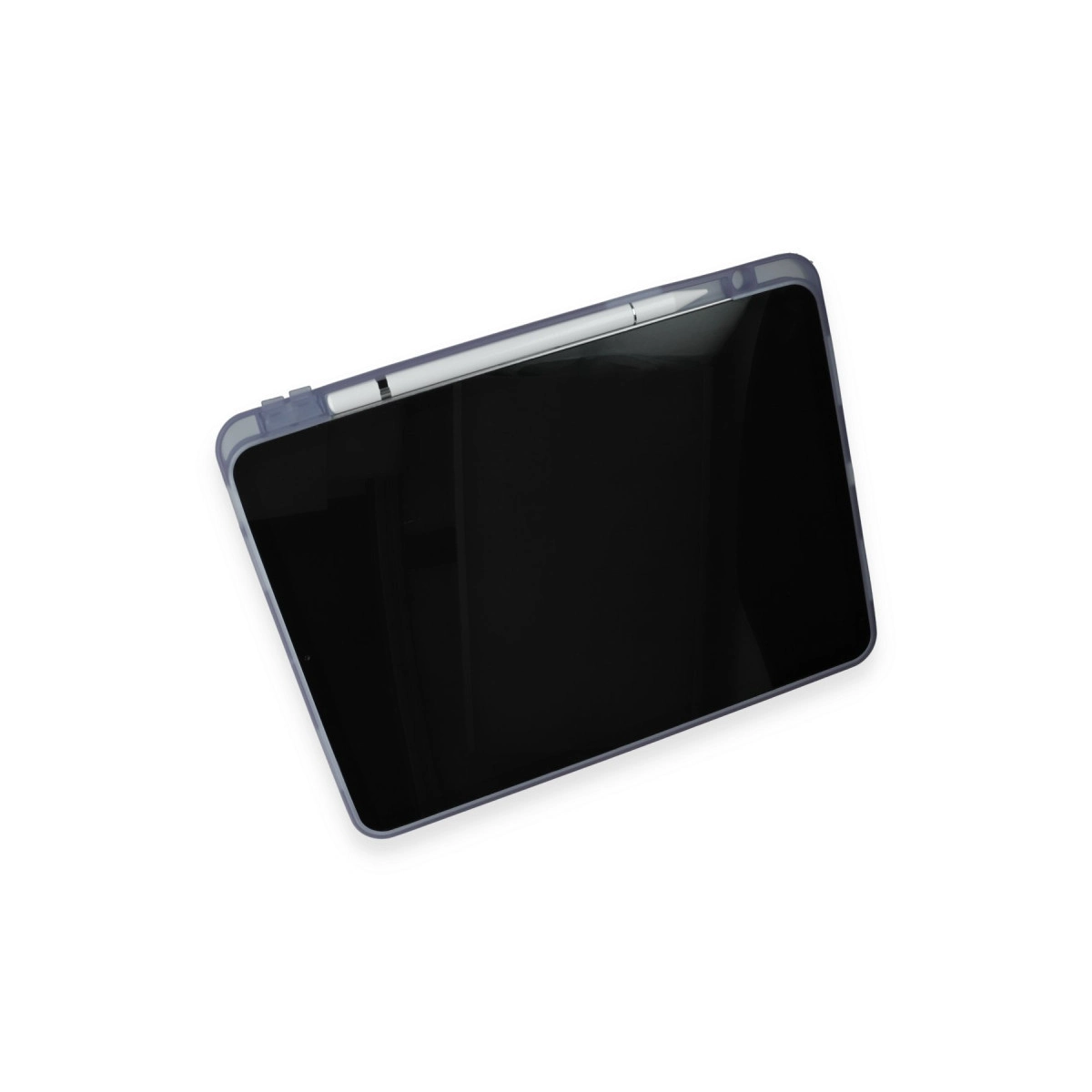 Beyaz arka planda şeffaf kılıfta kalemli tablet.
