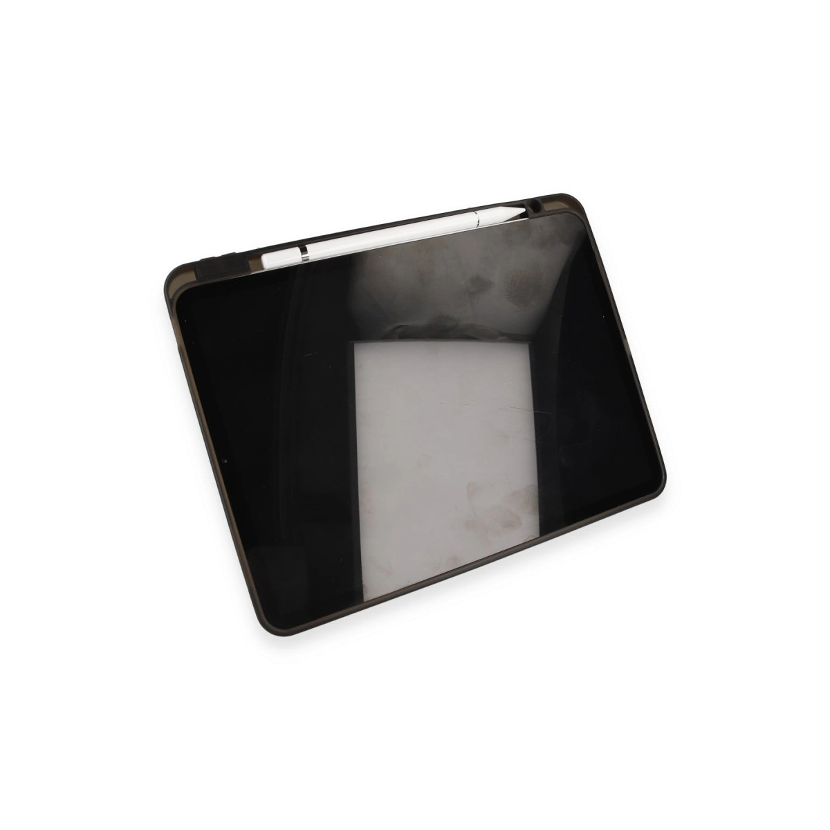 Beyaz arka plan üzerinde beyaz kalemli siyah tablet.