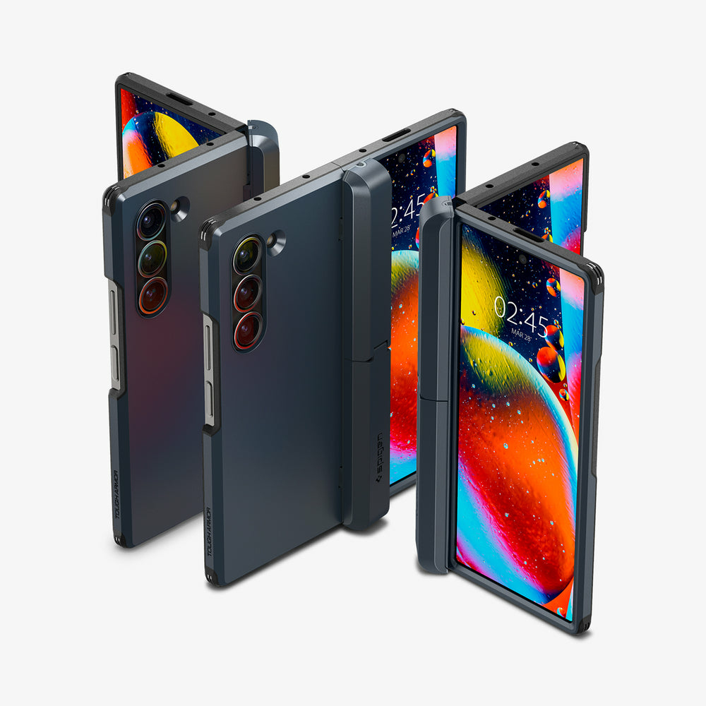 Tre custodie per smartphone grigio scuro disposte diagonalmente, mostrano sfondi colorati.