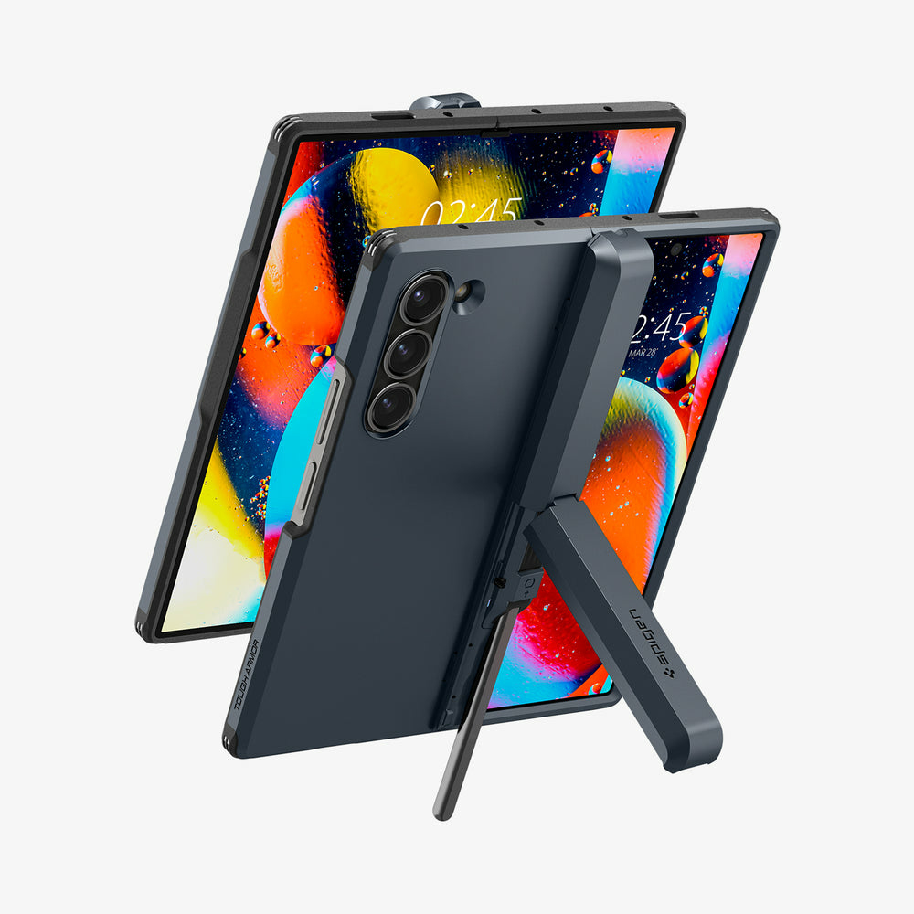 Custodia blu scuro per telefono con supporto, mostra sfondo astratto colorato sugli schermi.