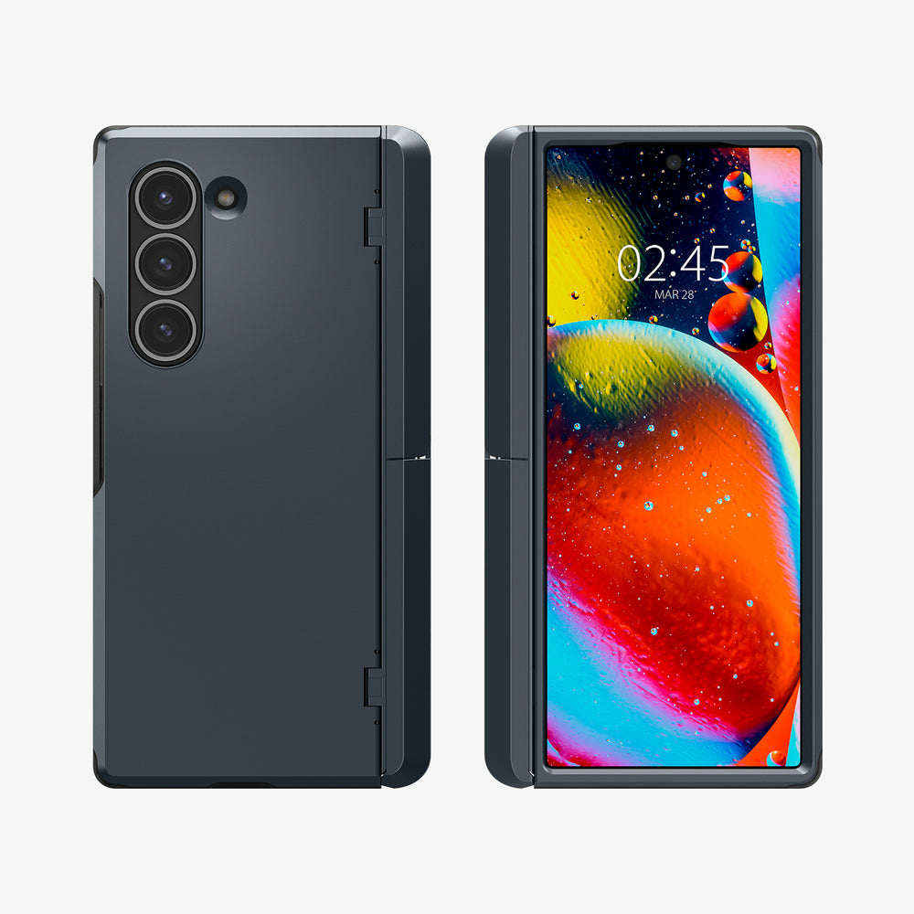 Un telefono pieghevole grigio scuro, mostrato chiuso e aperto uno accanto all'altro.