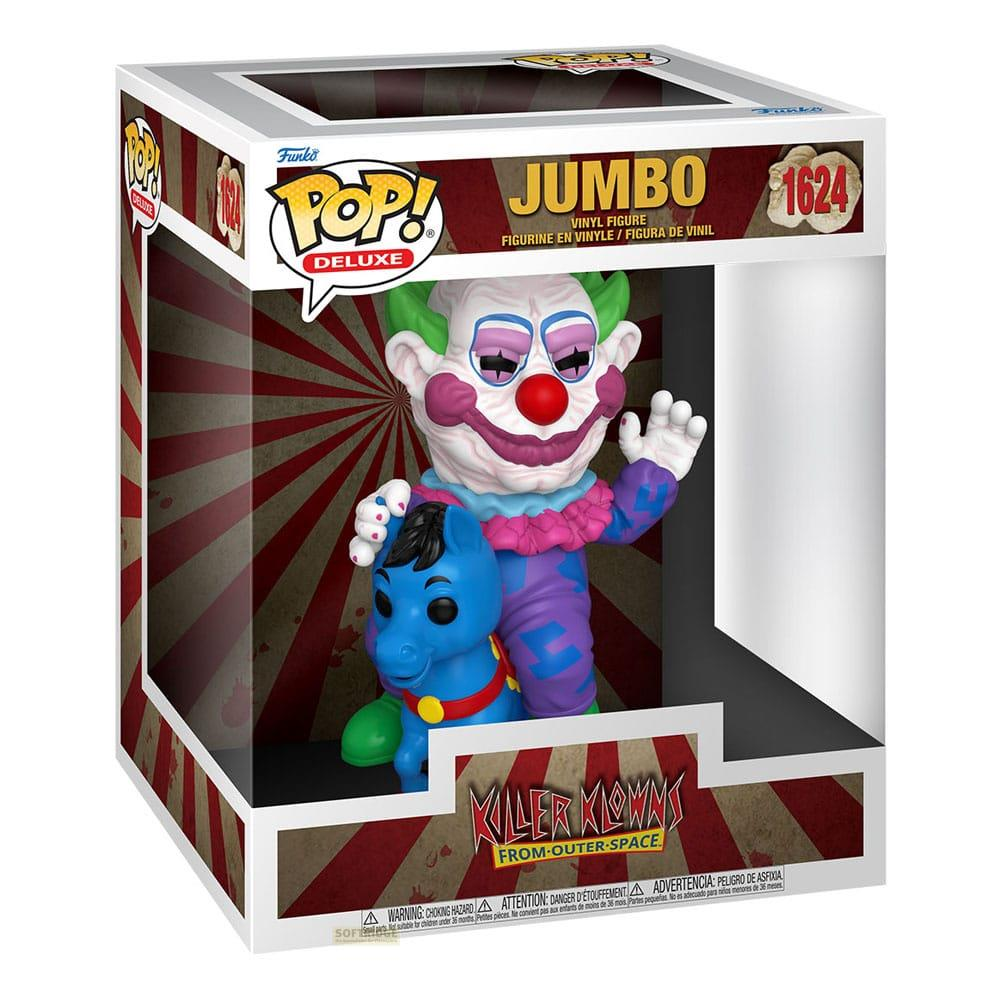 Una figura de vinilo de payaso asesino con pelo verde, ropa morada, montando un caballo de juguete azul.