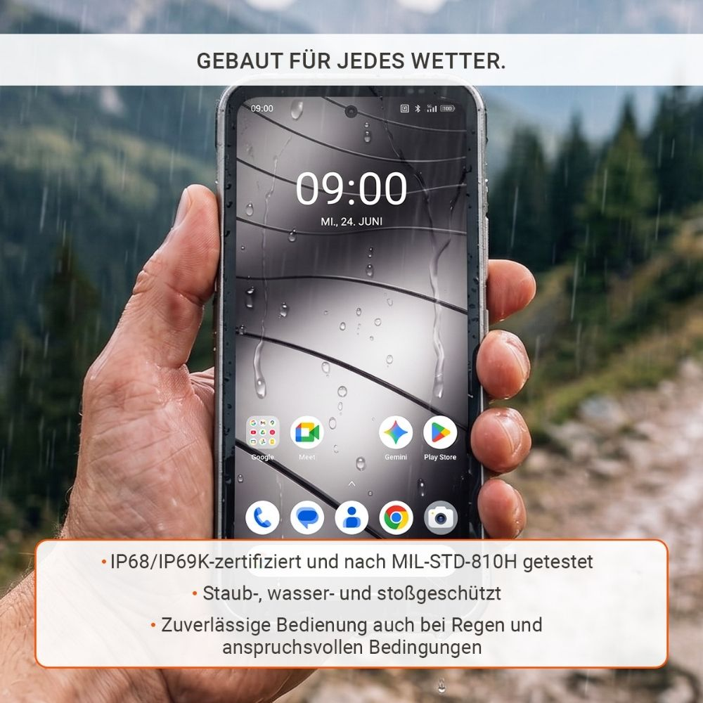 Hand hält ein nasses Smartphone im Regen, mit Berglandschaft im Hintergrund.