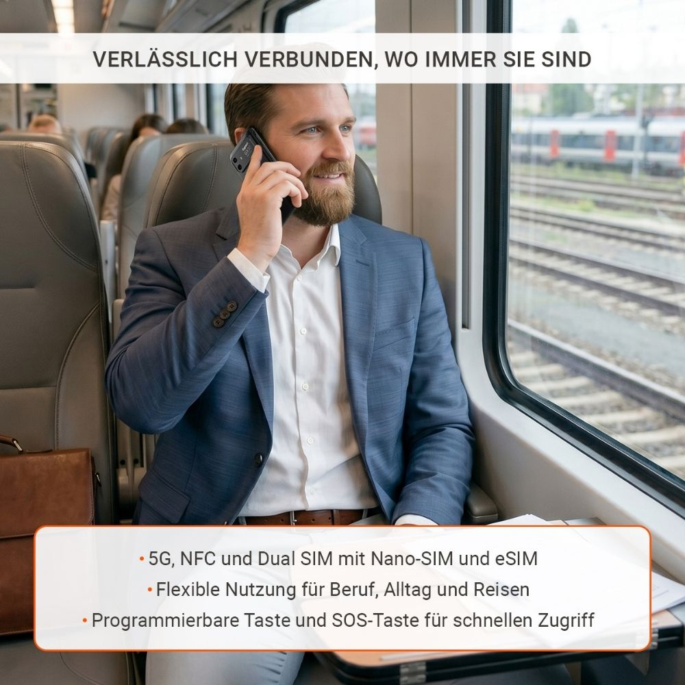 Mann im Anzug telefoniert im Zug, draußen vorbeiziehende Landschaft.