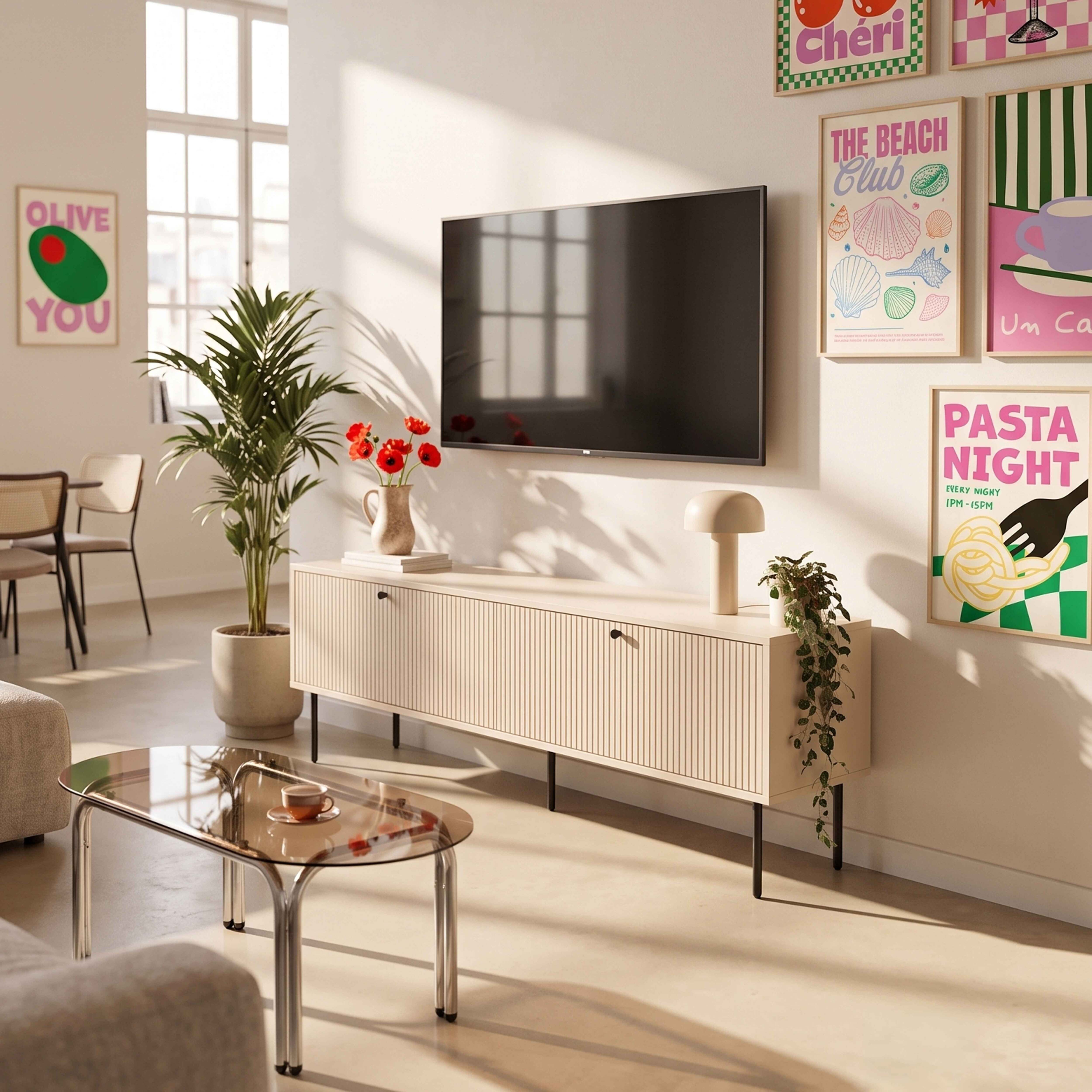Ein helles Wohnzimmer mit einem Fernseher, einem Beistellschrank, Pflanzen und Bildern.