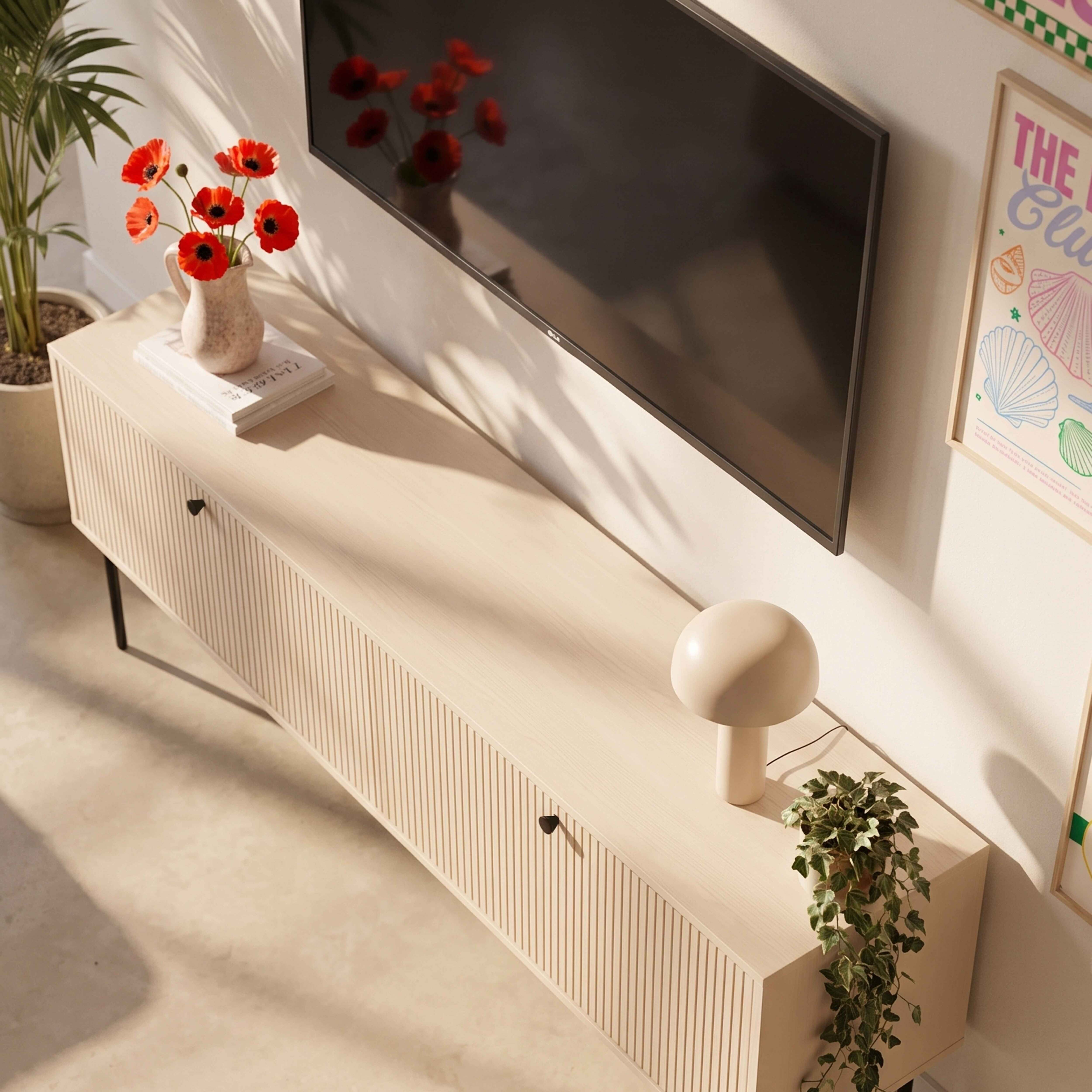 Ein helles Holz Sideboard mit roten Mohnblumen, einer Lampe und einer Pflanze.
