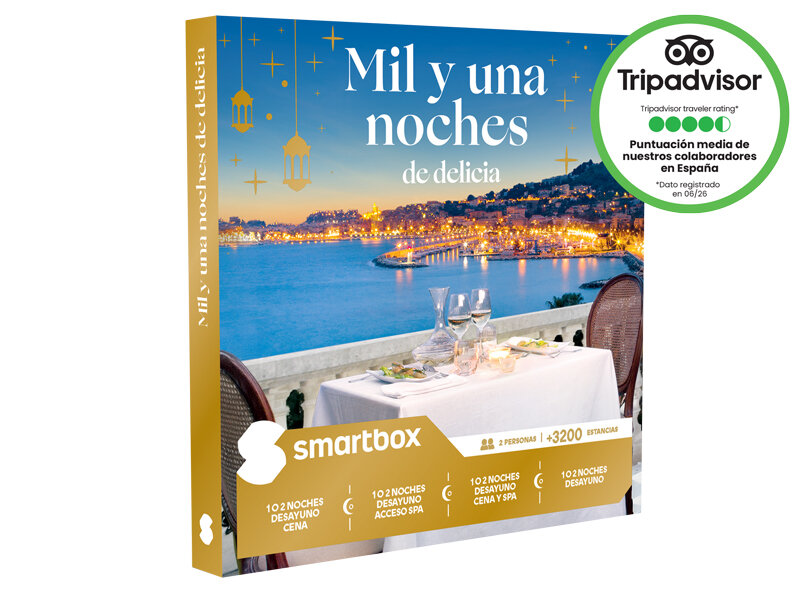 Una caja de regalo con una ciudad costera de noche, mesa puesta y valoración de Tripadvisor.