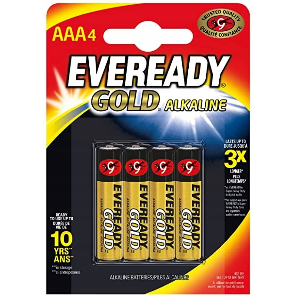 Vier Eveready Gold AAA Alkaline Batterien in einer Verpackung mit rotem Hintergrund.