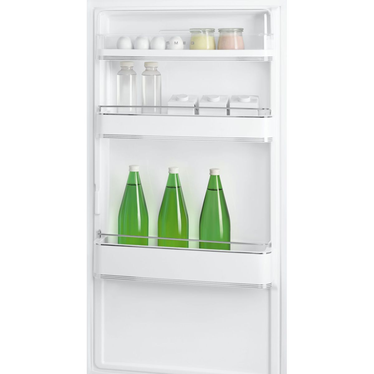 Puerta de refrigerador con botellas, huevos y frascos en estantes.