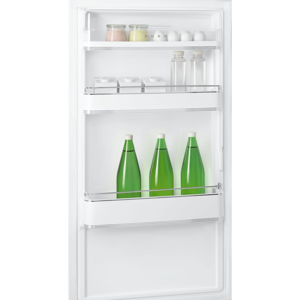 Tres botellas verdes en un estante de refrigerador.