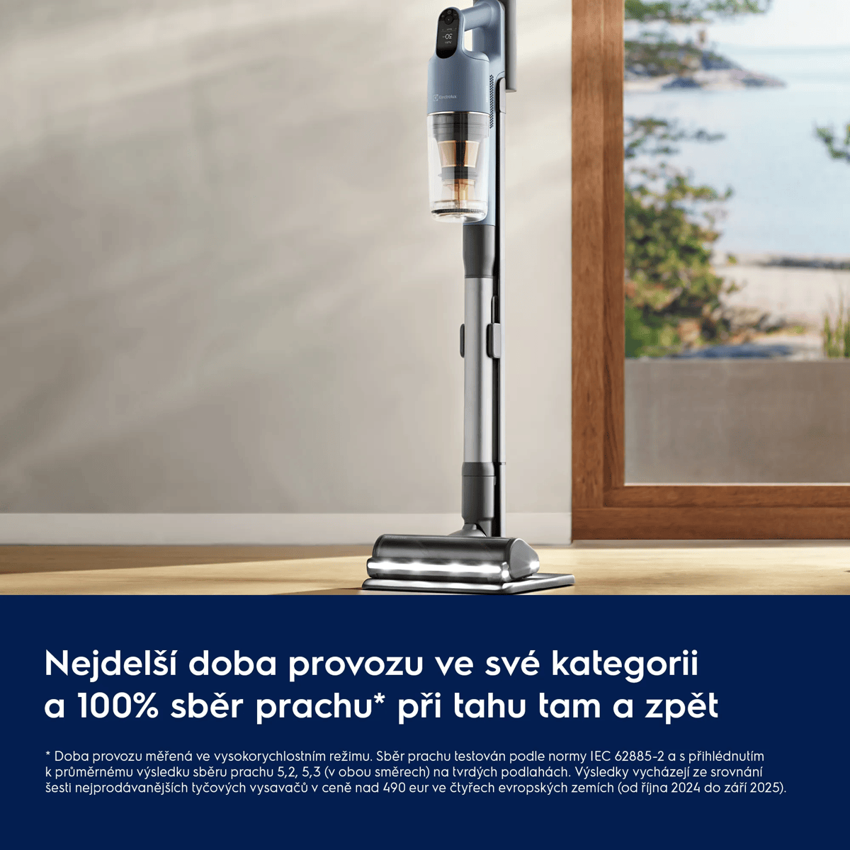 Un aspirapolvere a scopa blu con serbatoio trasparente su pavimento in legno.